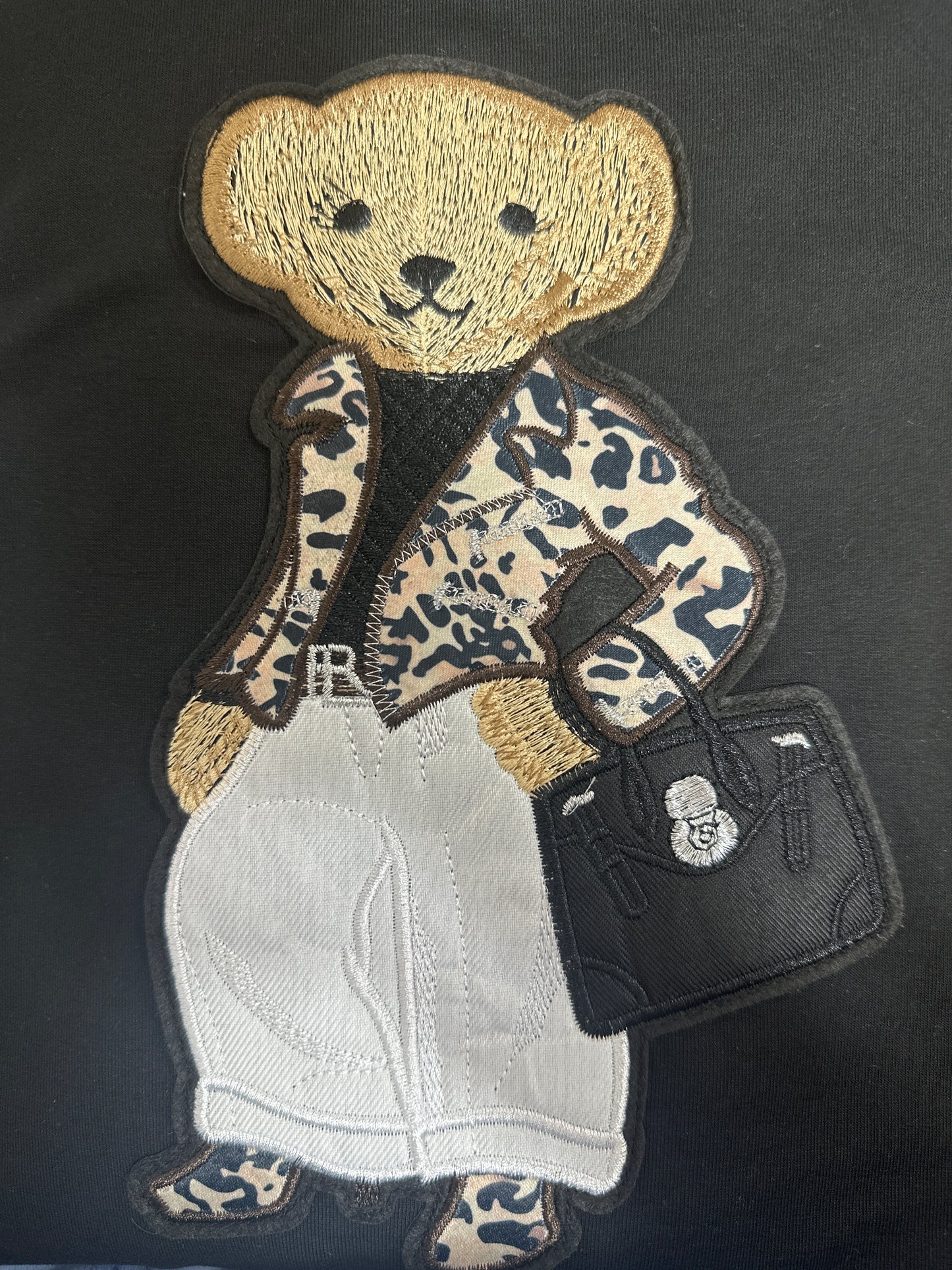 سويت شيرت أنيق بتصميم دب عصري Stylish Sweatshirt with Trendy Bear Design