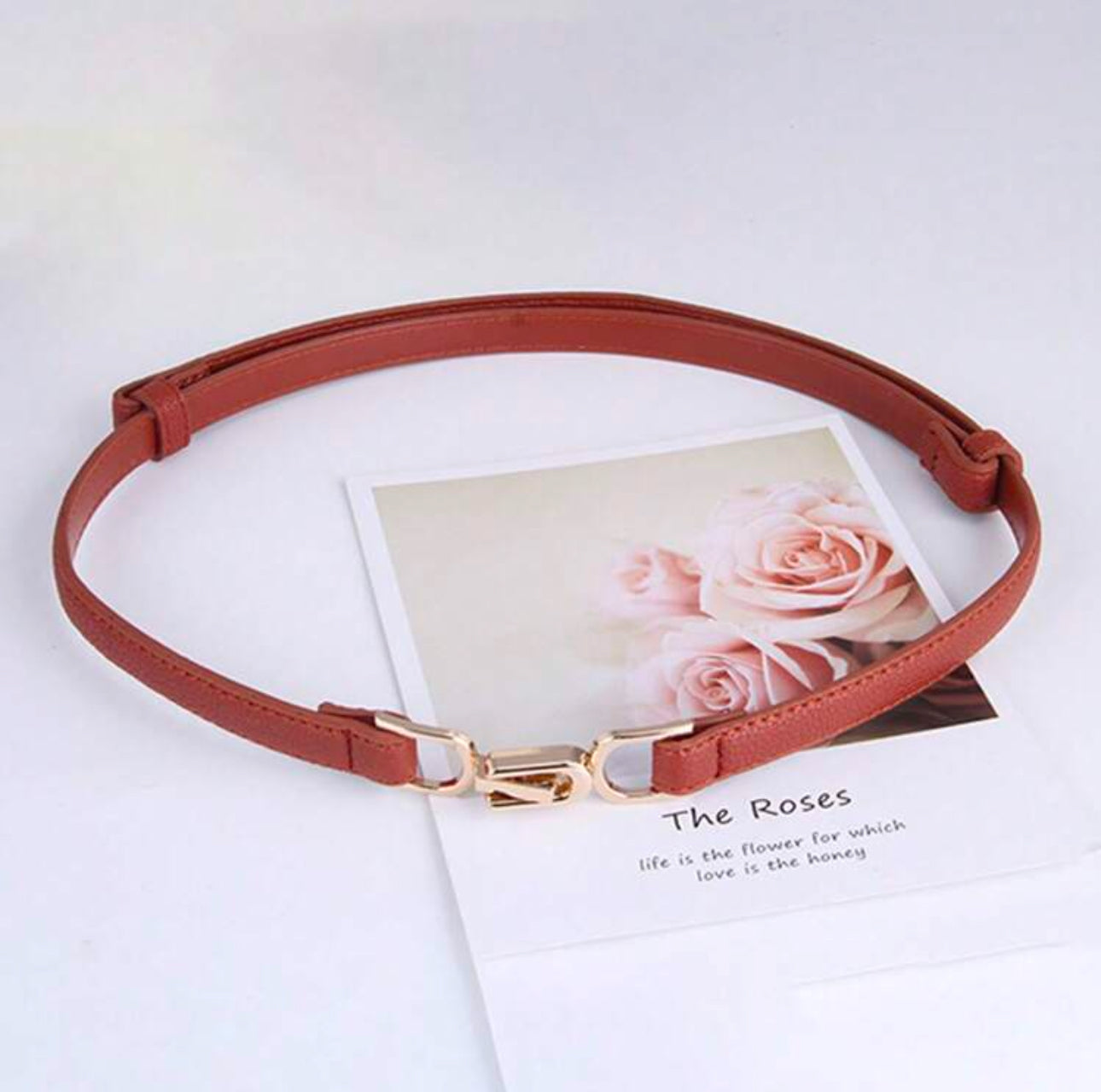 حزام جلدي بني أنيق مع قفل معدني ذهبي
Elegant Brown Leather Belt with Gold Metal Buckle