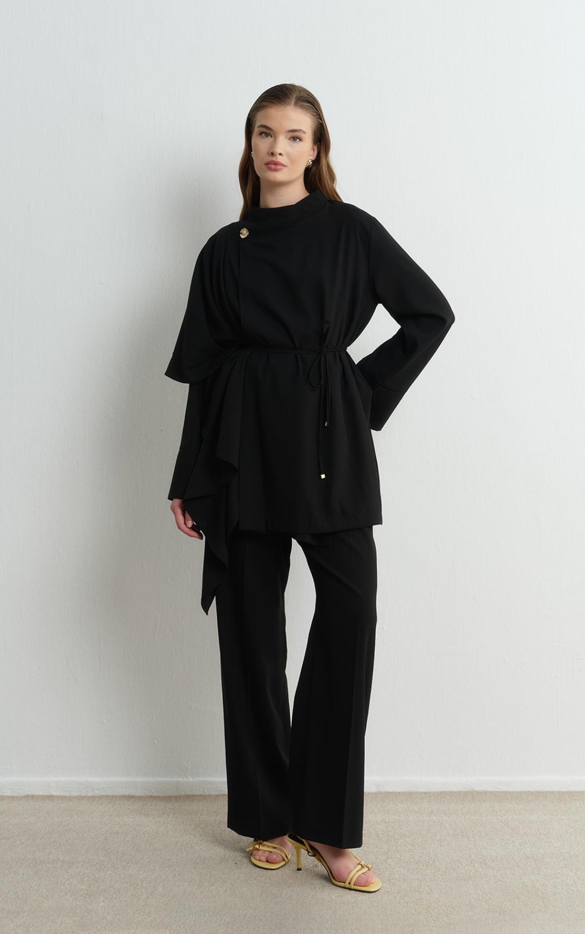 طقم رسمي أنيق مكوّن من قطعتين مع كاب جانبي Bayan’s Set | وزر ذهبي فاخر(LastPc)