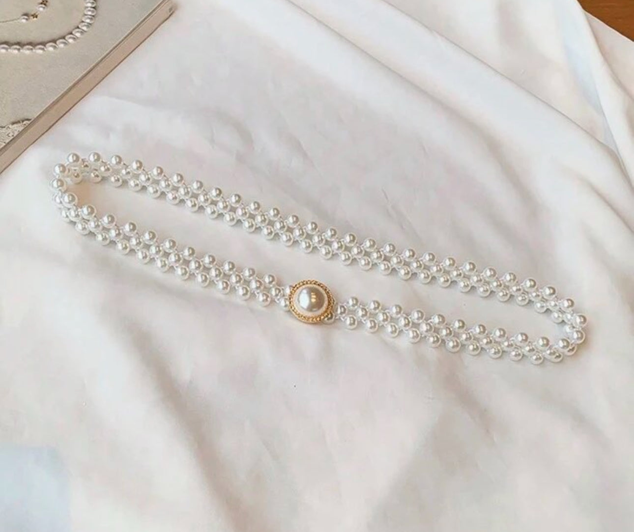 Elegant Pearl Belt with Gold Accented Centerpiece لتنسيقه مع الفستان الكروشيه