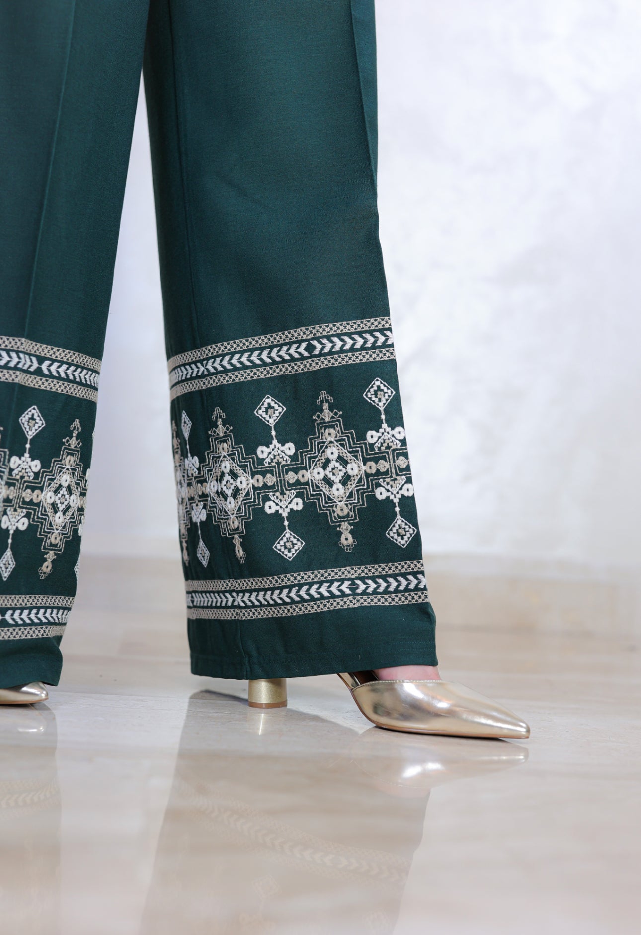 Two-Piece Embroidered Linen Outfit – Autumn