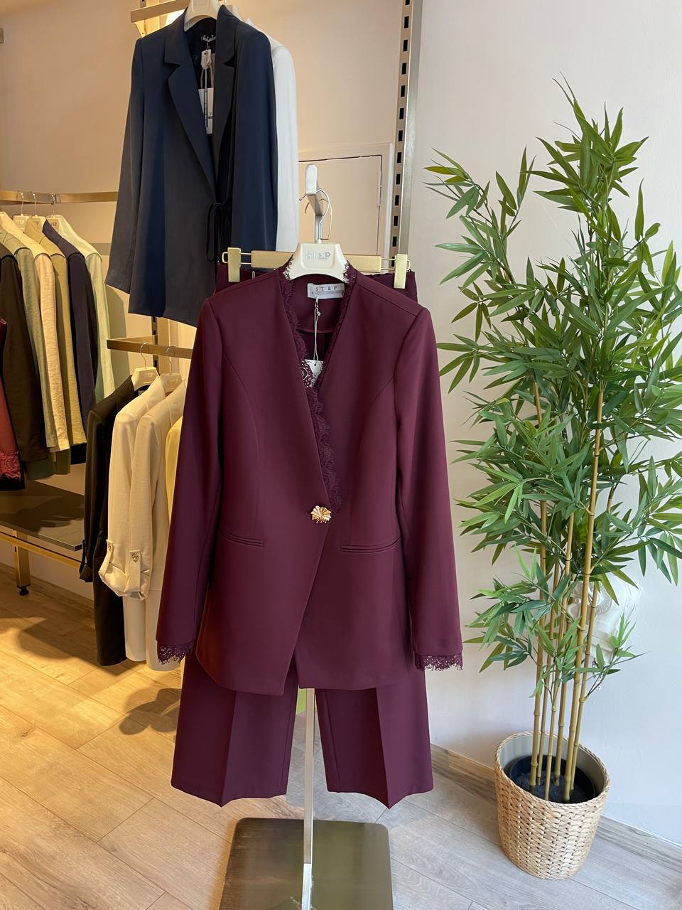Luxury Tailored Burgundy Suit W Golden Buckle