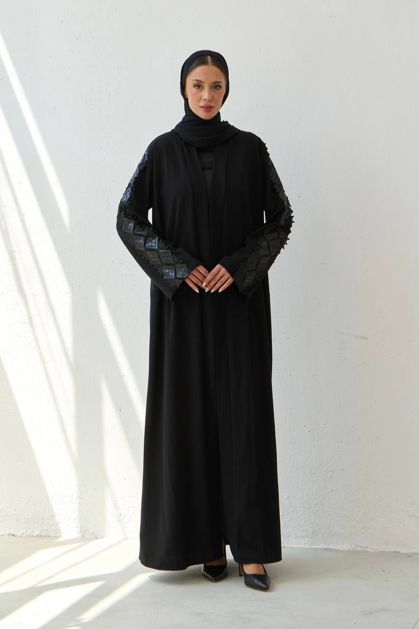 Black Abaya with Leather Sleeve Detailing عباية سوداء بتفاصيل أكمام من الجلد