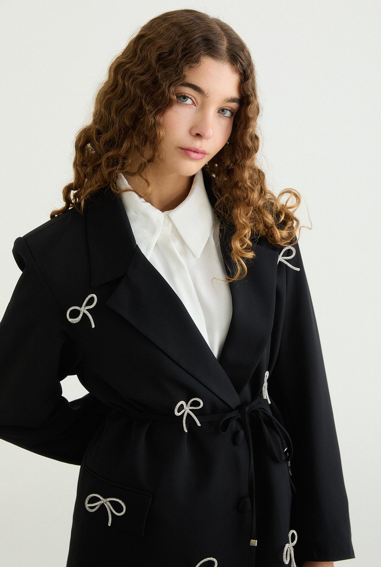 بدلة مزينة بعقد أنيقة
Elegant & Trendy Look: Suit with Chic Bow Details قطعتين (2pc Set)