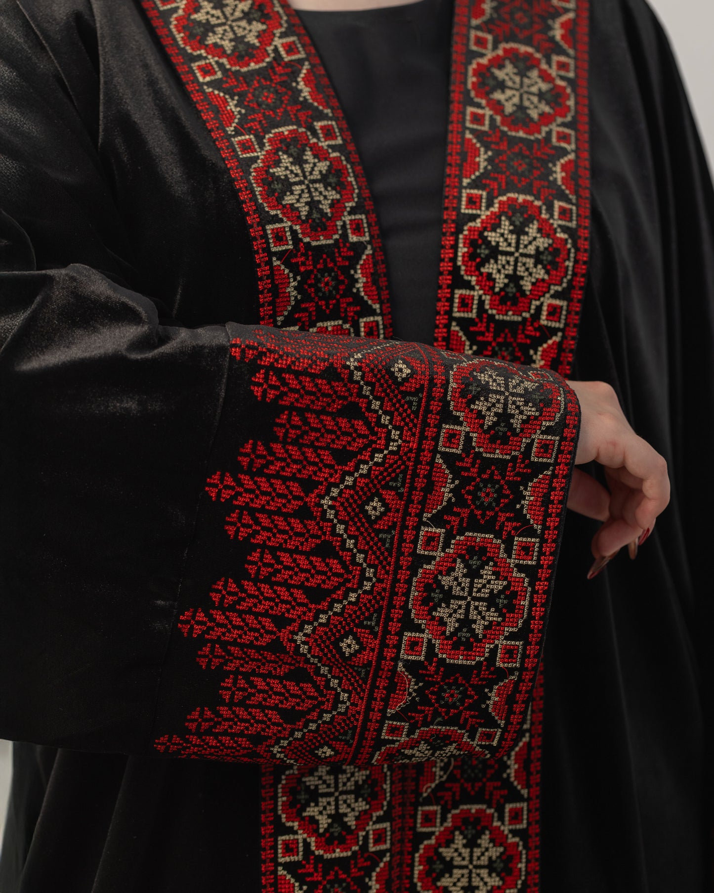 Nisreen Blossom Abaya | عباءة زهر النسرين