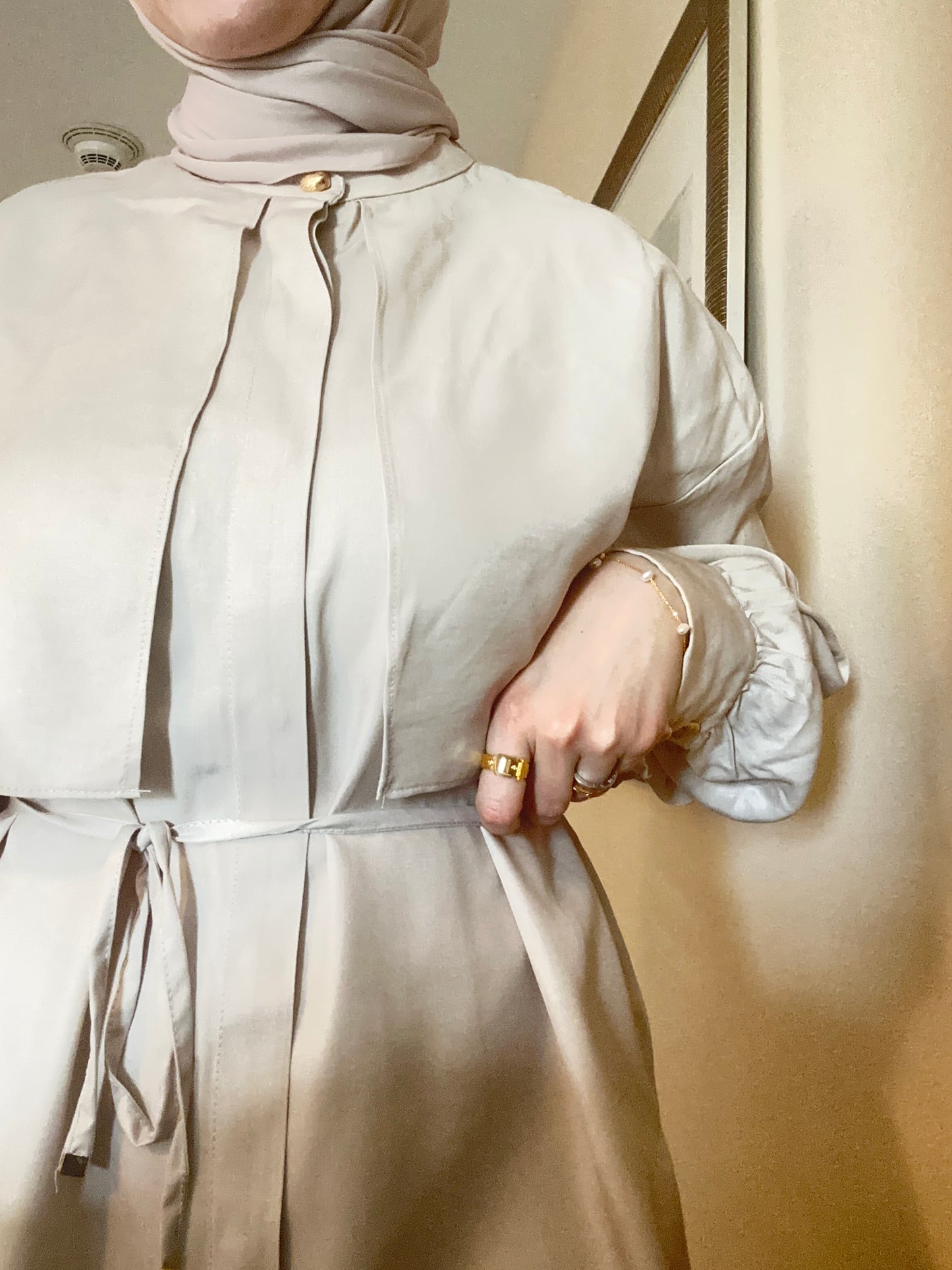 طقم مريح رسمي بلون بيج بلمسة عصرية وأزرار ذهبية| beige set with a modern touch and elegant gold buttons