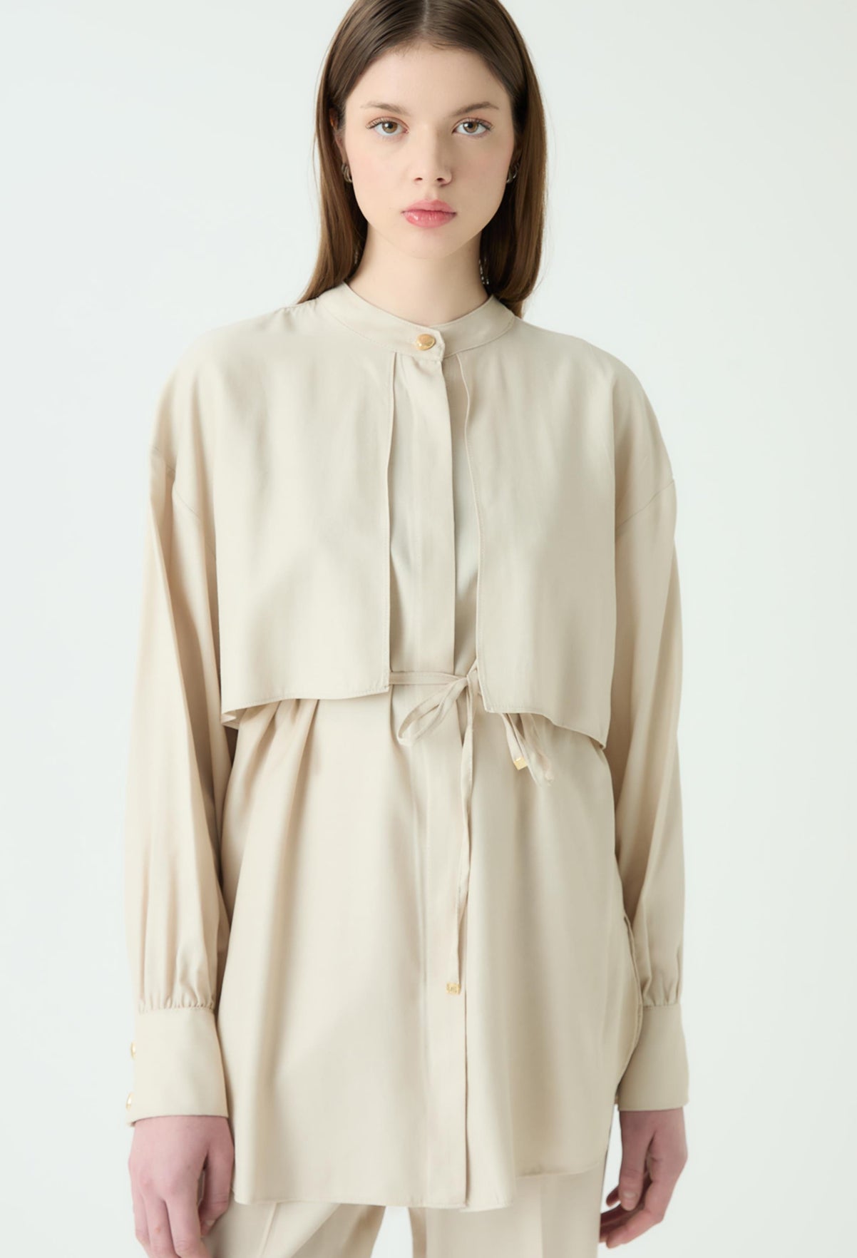 طقم مريح رسمي بلون بيج بلمسة عصرية وأزرار ذهبية| beige set with a modern touch and elegant gold buttons