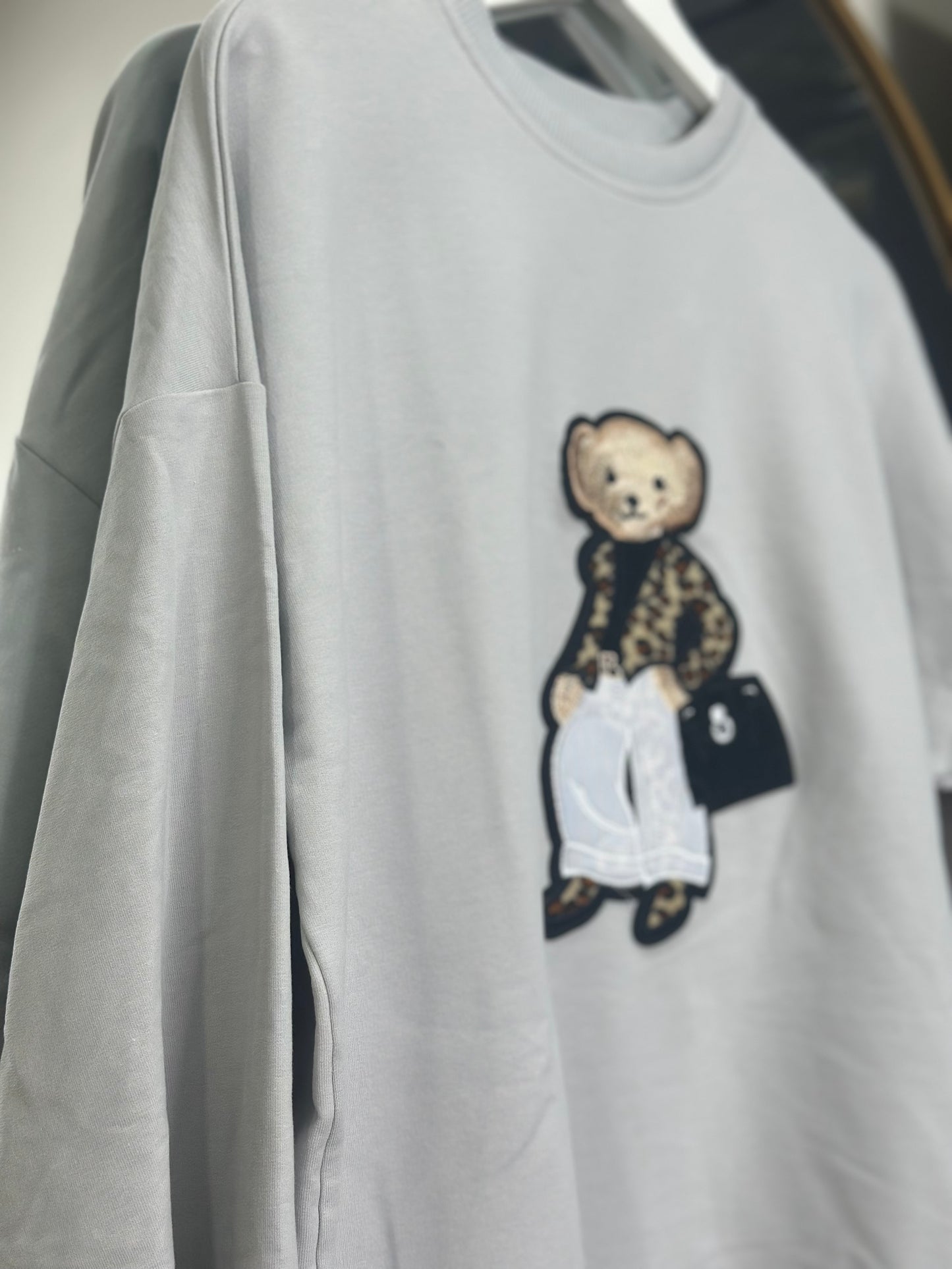 سويت شيرت أنيق بتصميم دب عصري Stylish Sweatshirt with Trendy Bear Design