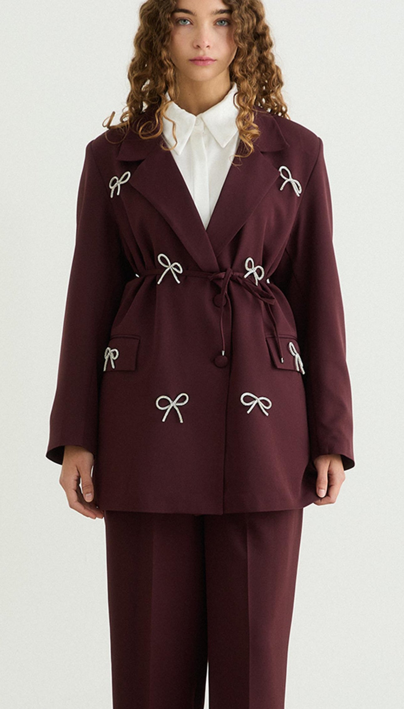 بدلة مزينة بعقد أنيقة
Elegant & Trendy Look: Suit with Chic Bow Details قطعتين (2pc Set)