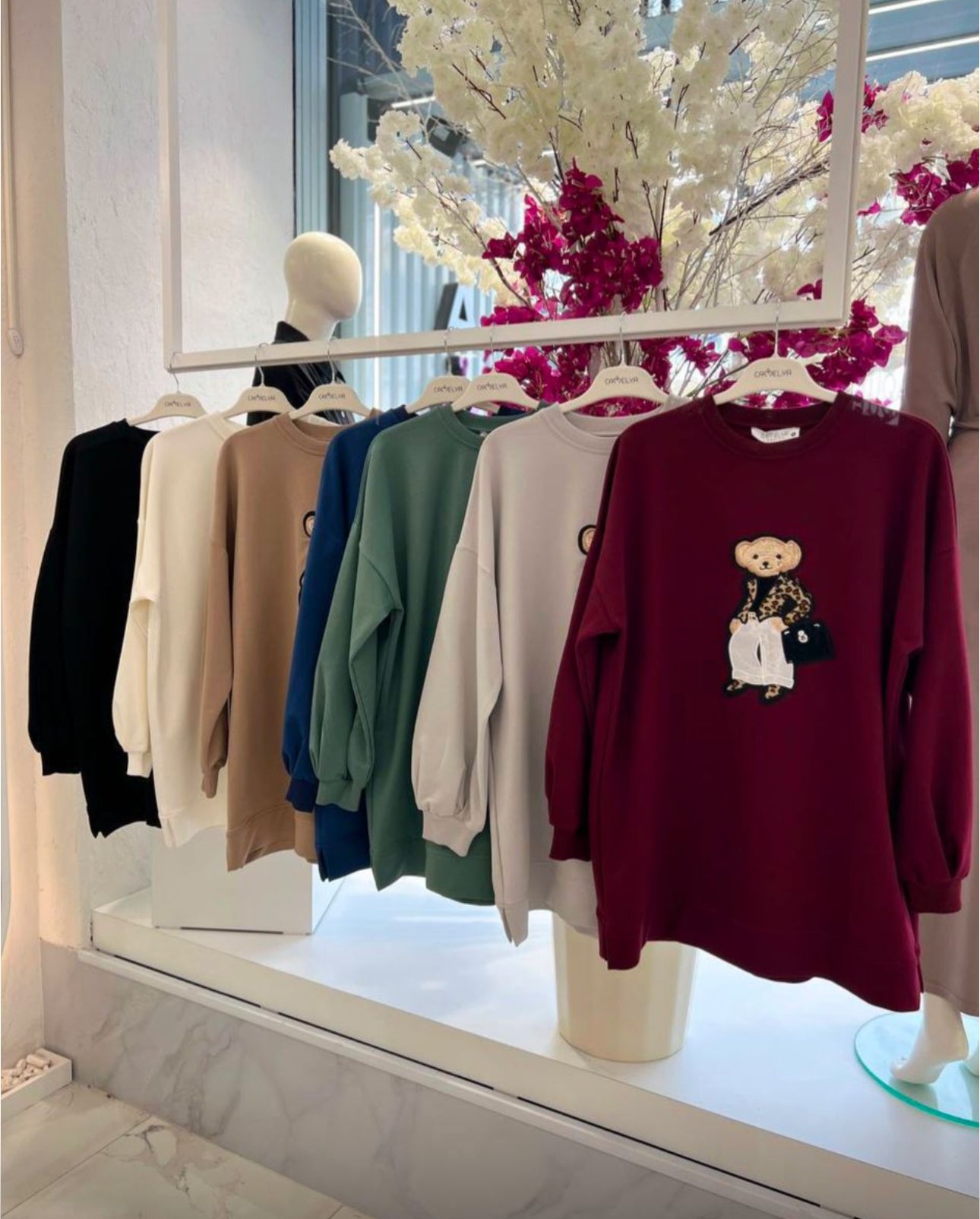 سويت شيرت أنيق بتصميم دب عصري Stylish Sweatshirt with Trendy Bear Design