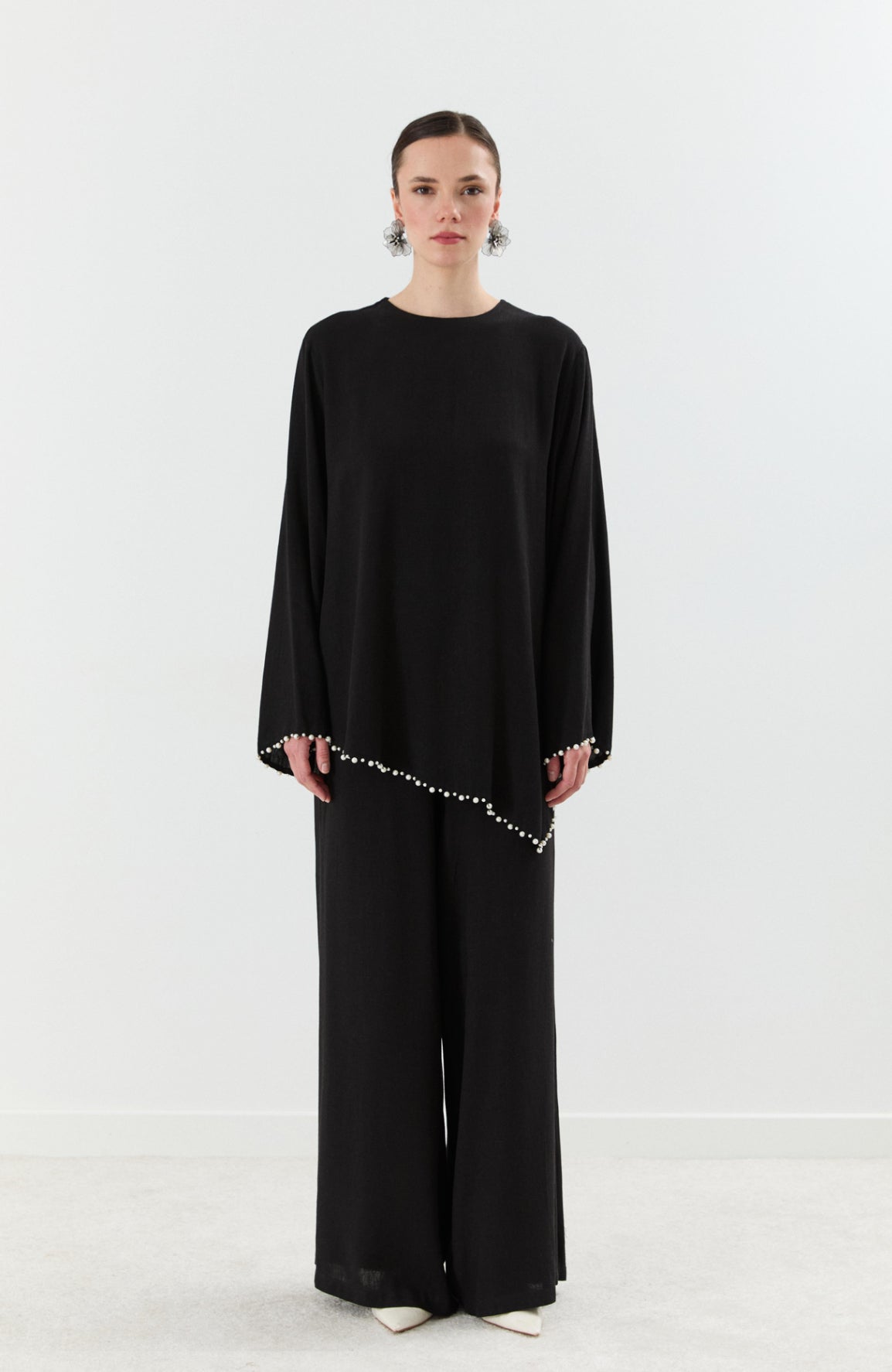 Pearl Edge Elegance | أناقة حواف اللؤلؤ (Linen Fabric) (2 Colours)