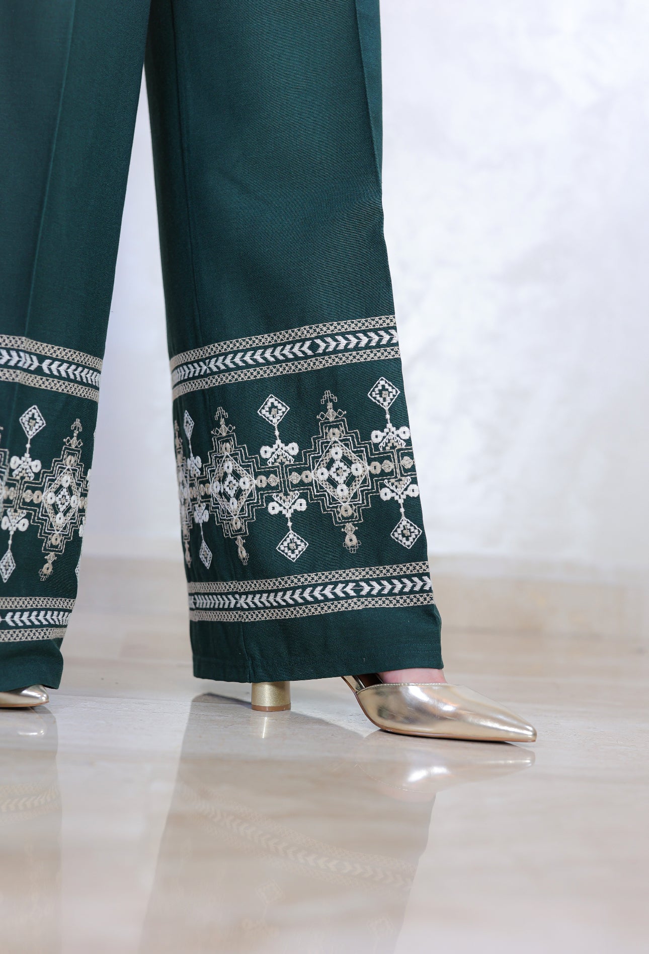 Two-Piece Embroidered Linen Outfit – Autumn