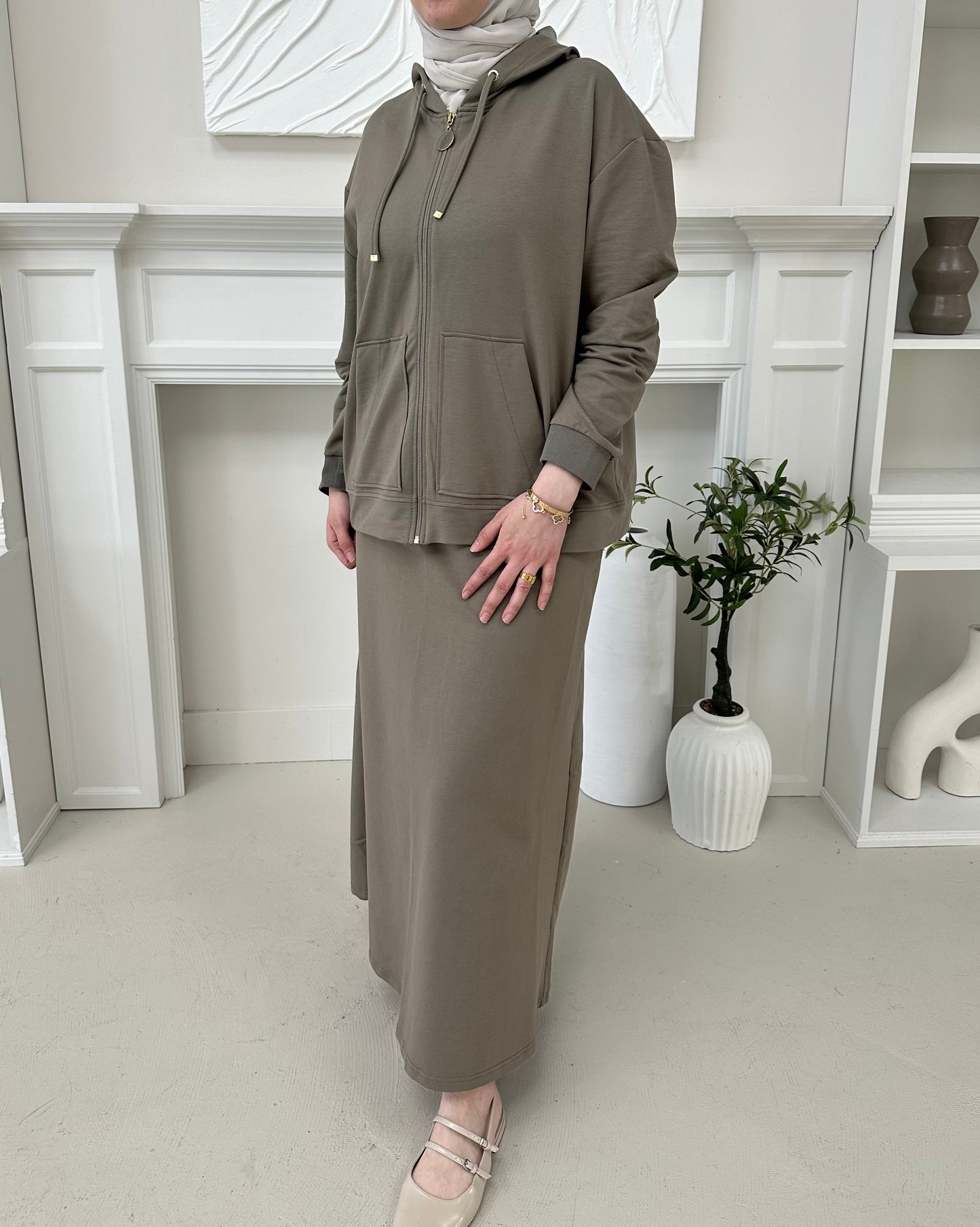 Dignity Set - طقم الوقار By Farah