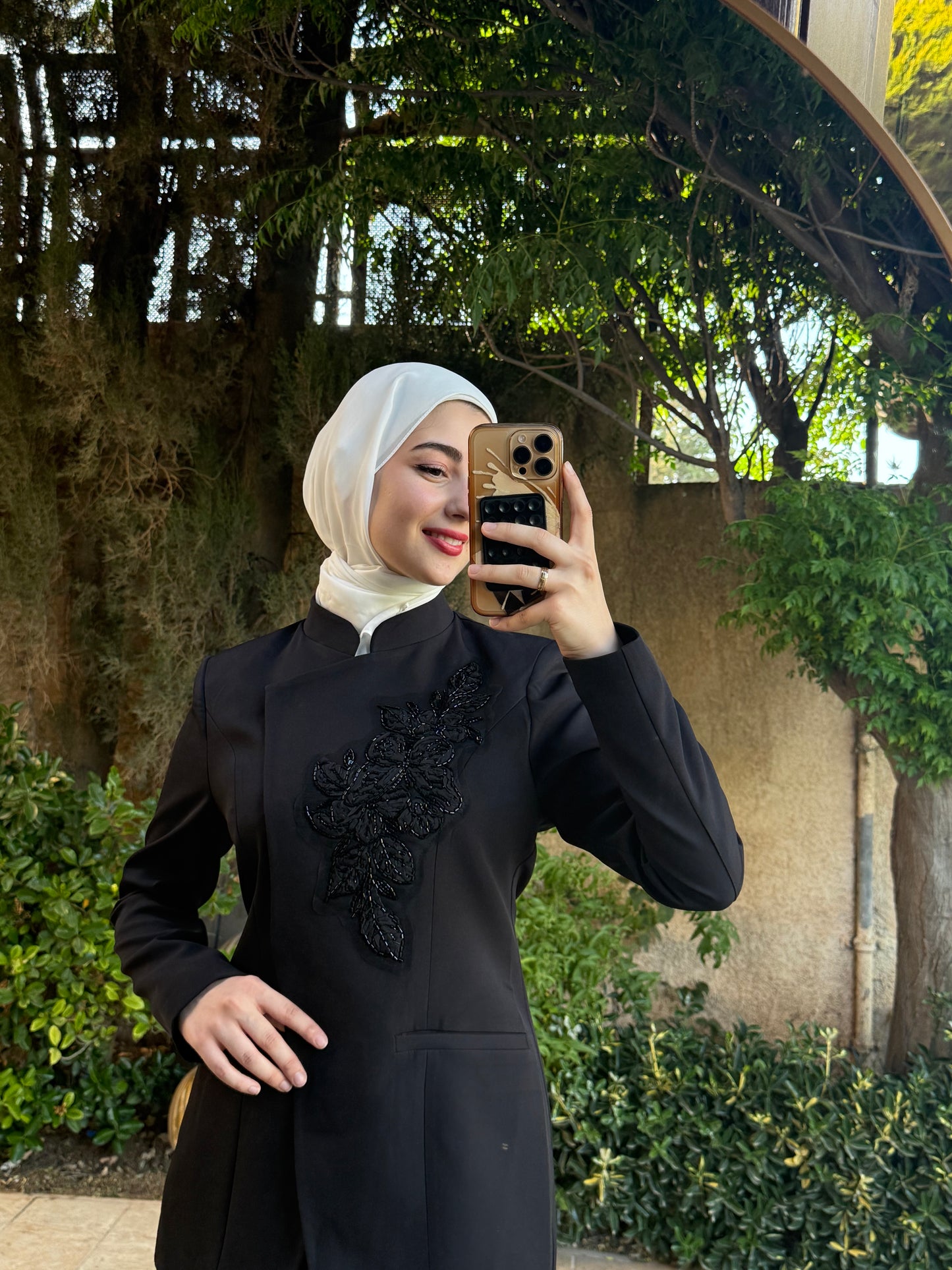 Luxurious set with elegant embroidery