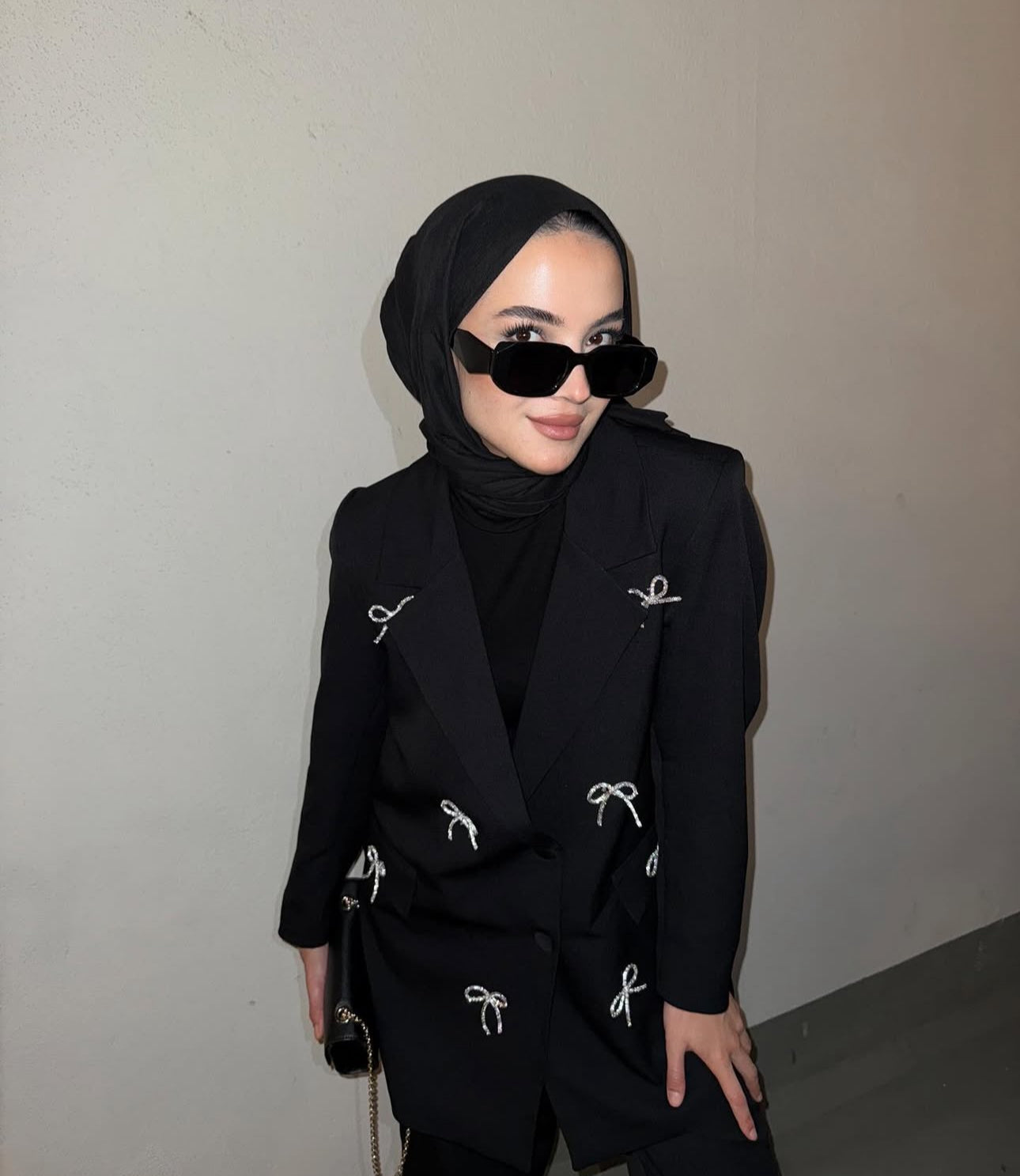 بدلة مزينة بعقد أنيقة
Elegant & Trendy Look: Suit with Chic Bow Details قطعتين (2pc Set)