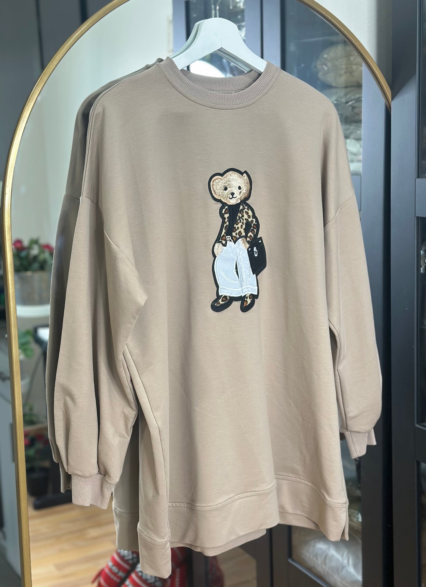 سويت شيرت أنيق بتصميم دب عصري Stylish Sweatshirt with Trendy Bear Design
