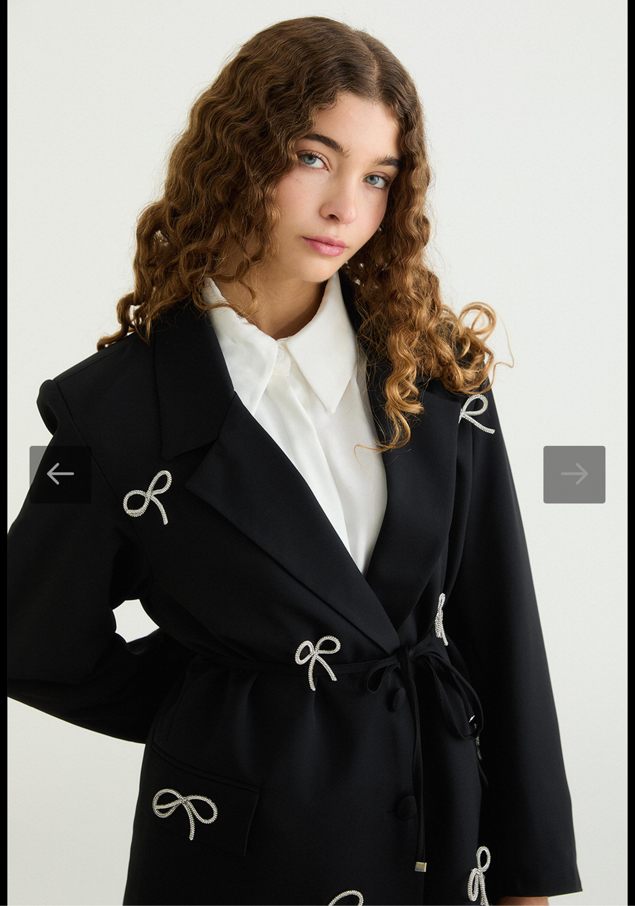 بدلة مزينة بعقد أنيقة
Elegant & Trendy Look: Suit with Chic Bow Details قطعتين (2pc Set)