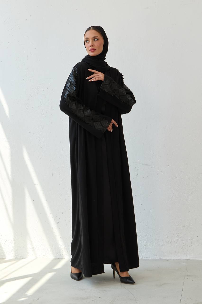 Black Abaya with Leather Sleeve Detailing عباية سوداء بتفاصيل أكمام من الجلد