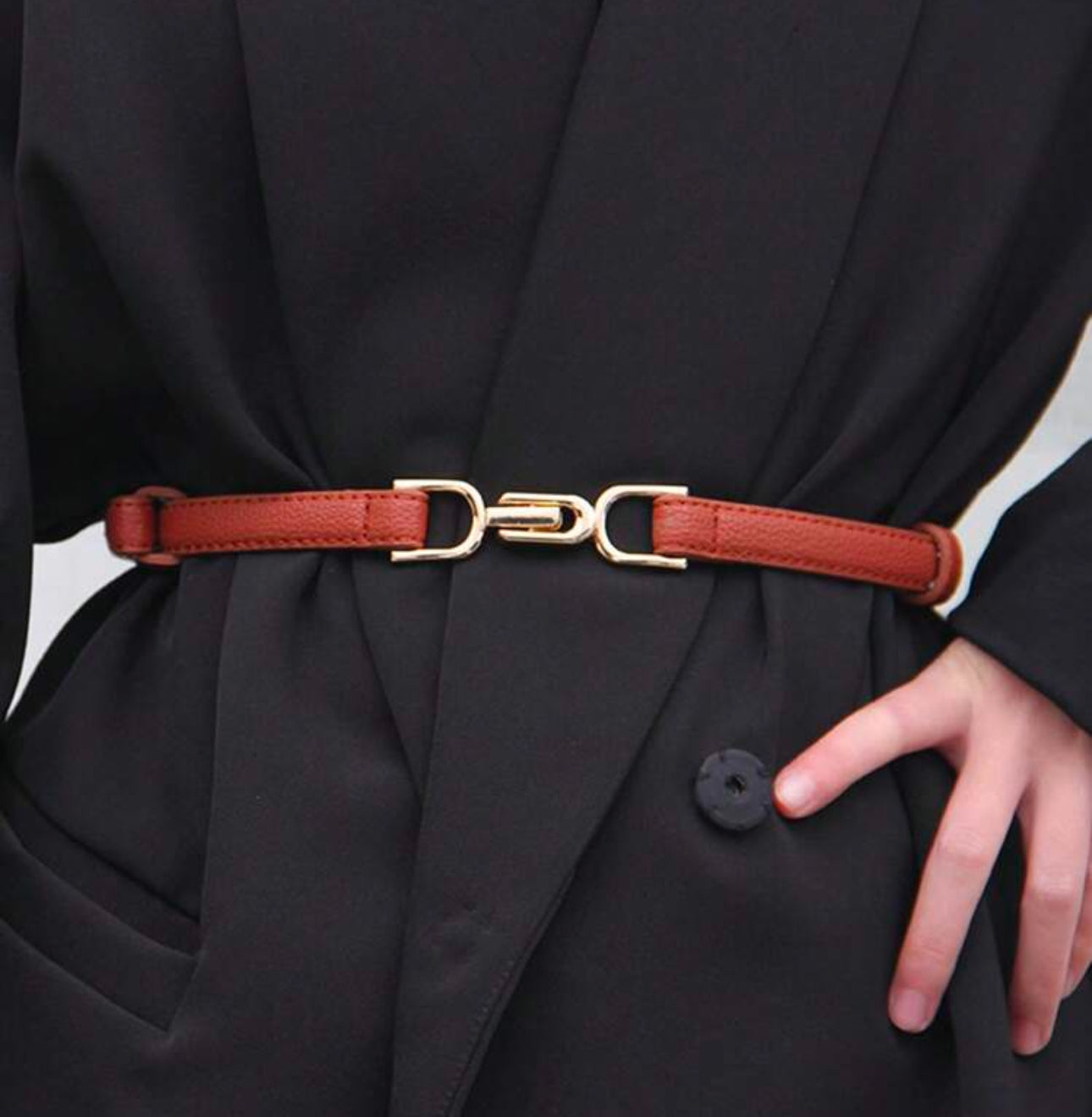 حزام جلدي بني أنيق مع قفل معدني ذهبي
‏ Elegant Brown Leather Belt with Gold Metal Buckle