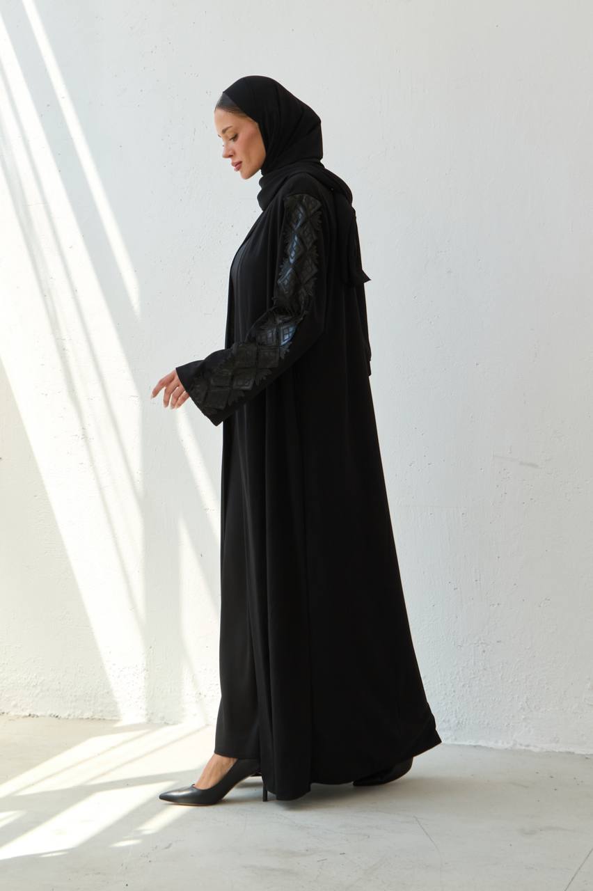 Black Abaya with Leather Sleeve Detailing عباية سوداء بتفاصيل أكمام من الجلد