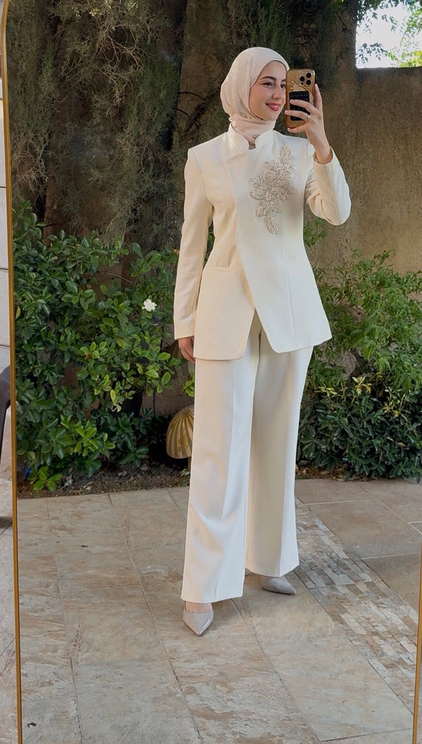 Luxurious set with elegant embroidery