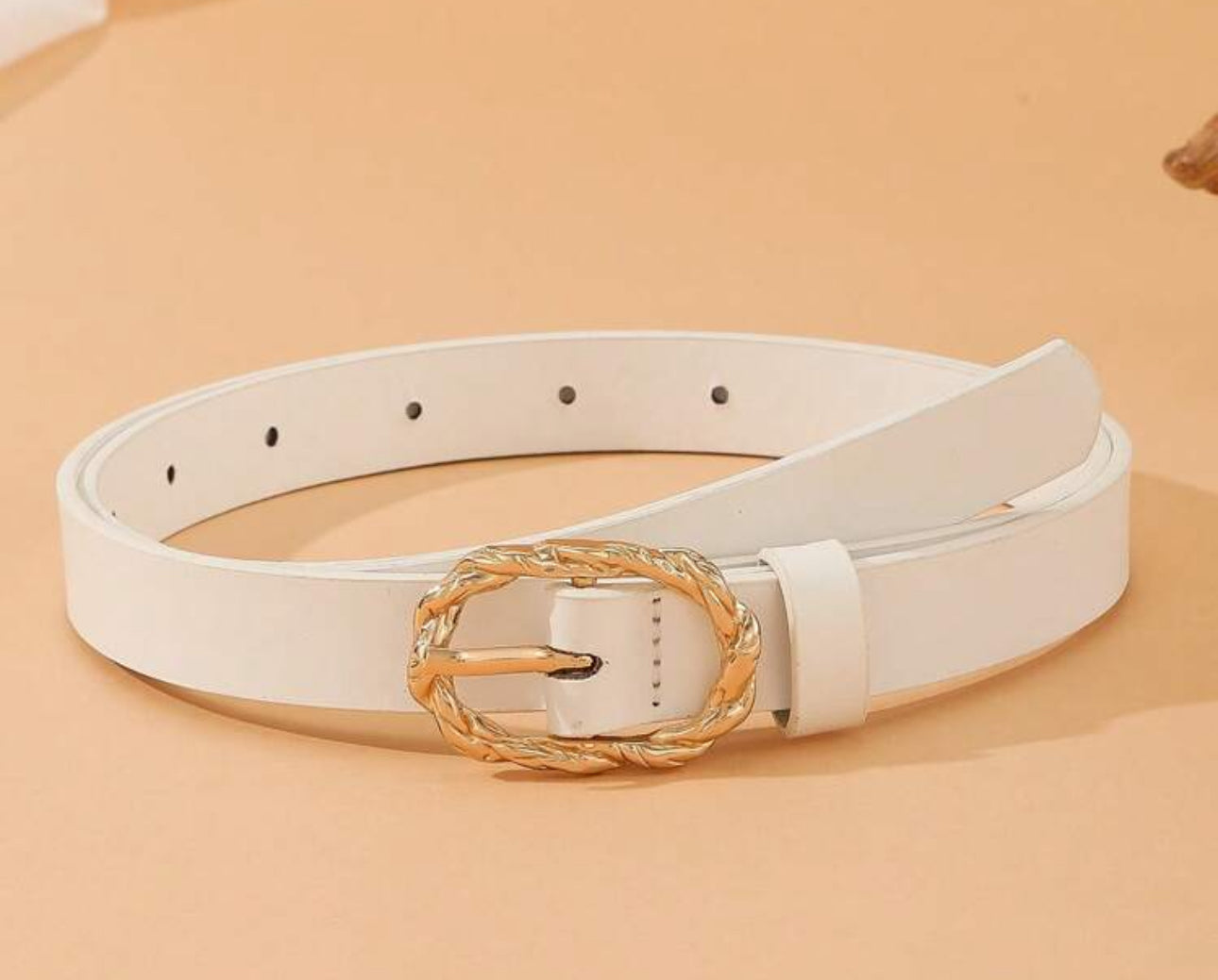Elegant White Leather Belt with Gold Textured Buckle – Classic and Stylish