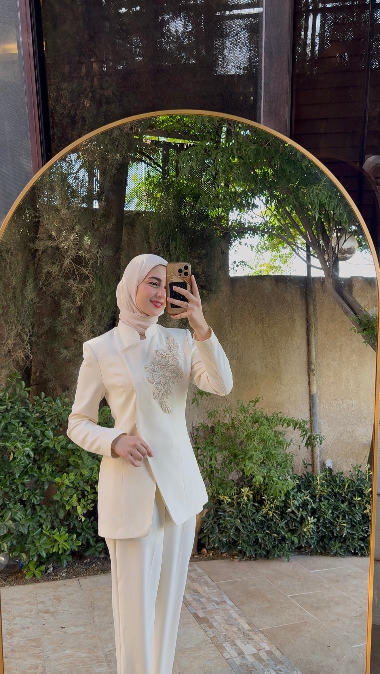 Luxurious set with elegant embroidery