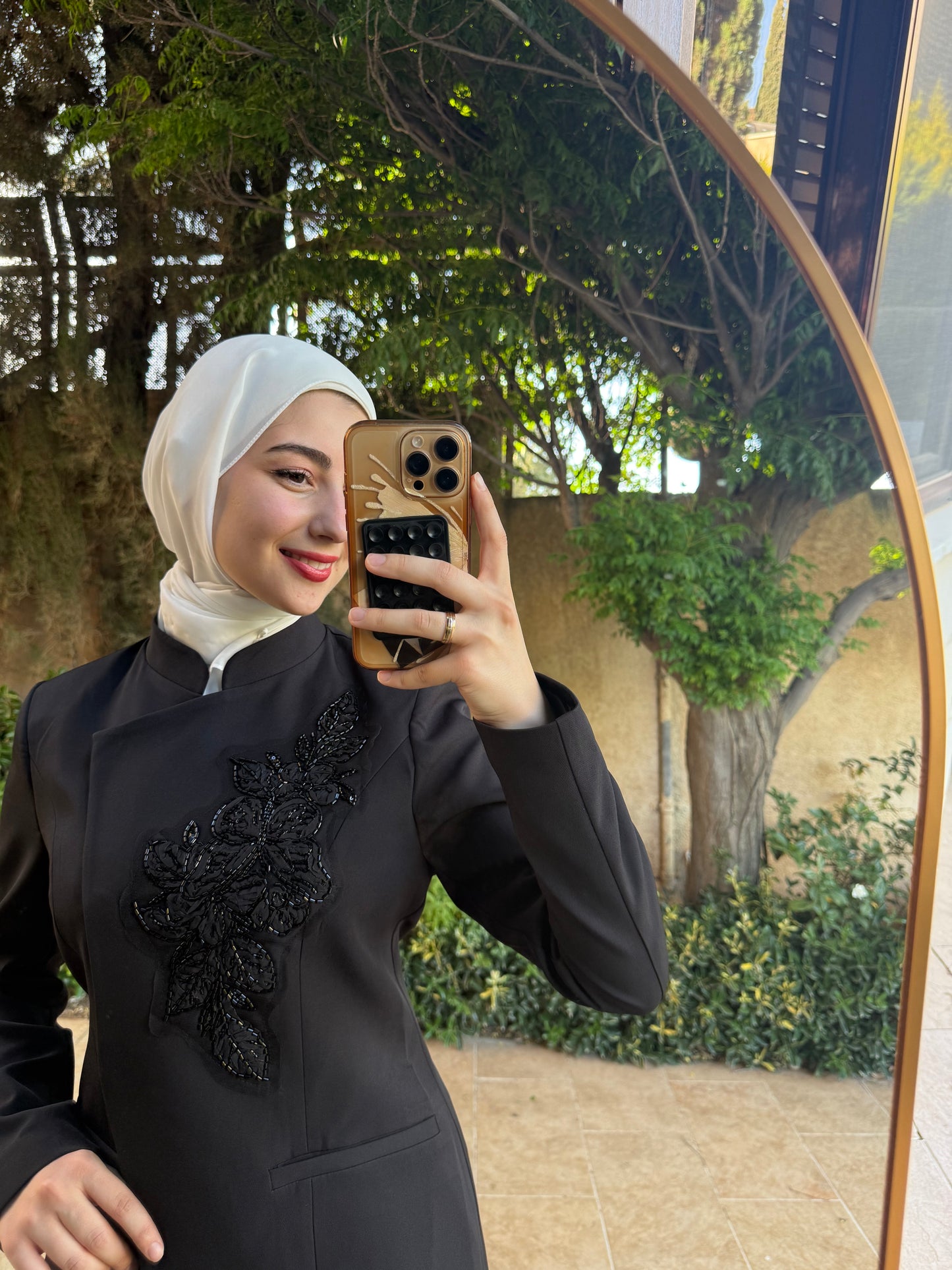 Luxurious set with elegant embroidery