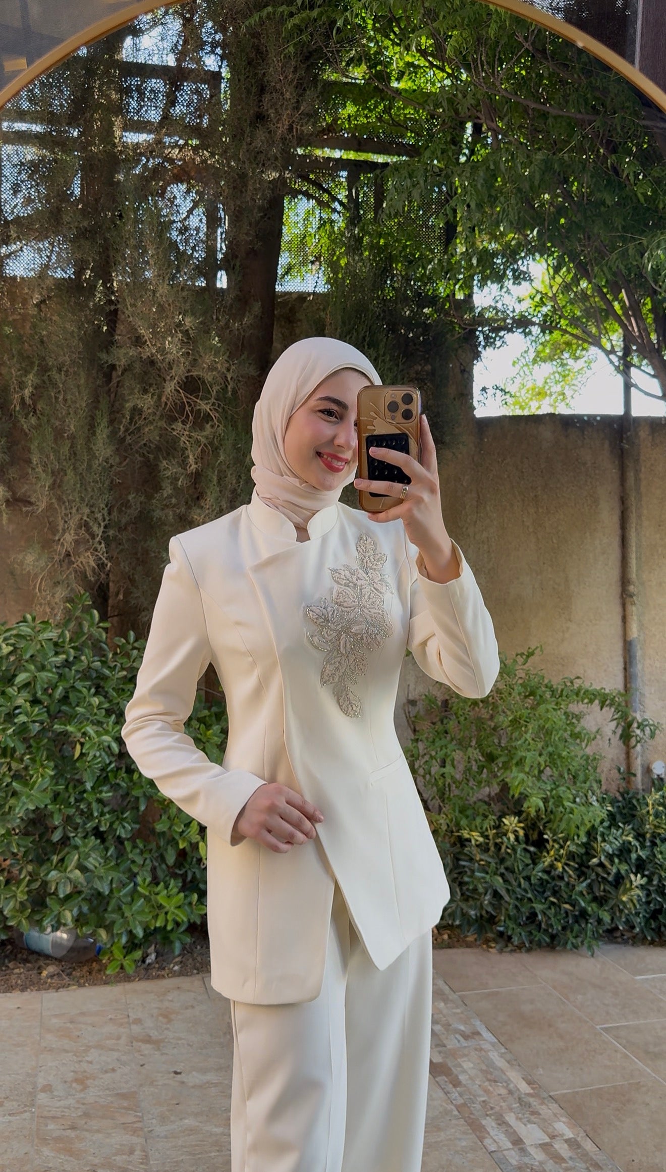 Luxurious set with elegant embroidery