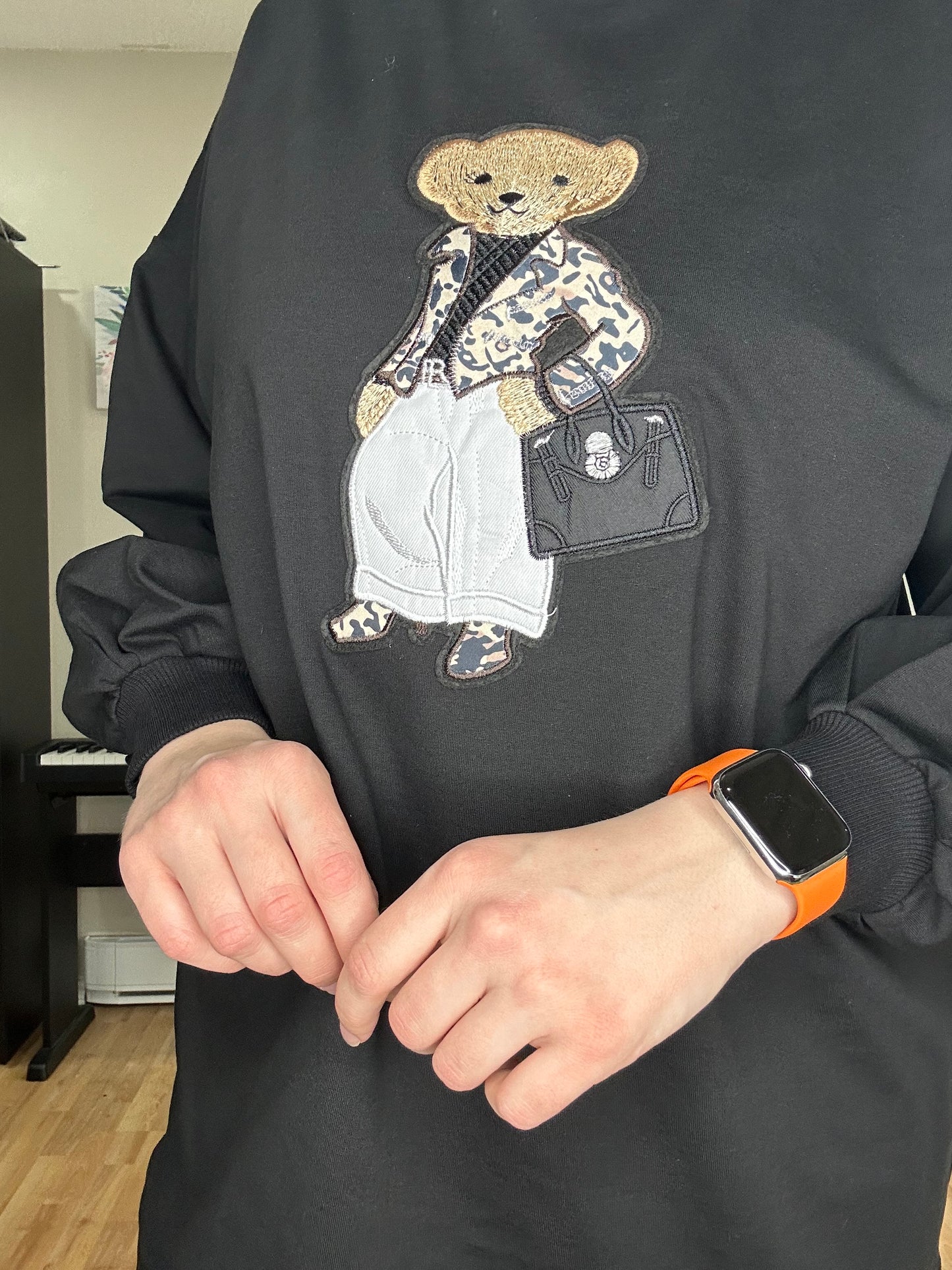 سويت شيرت أنيق بتصميم دب عصري Stylish Sweatshirt with Trendy Bear Design
