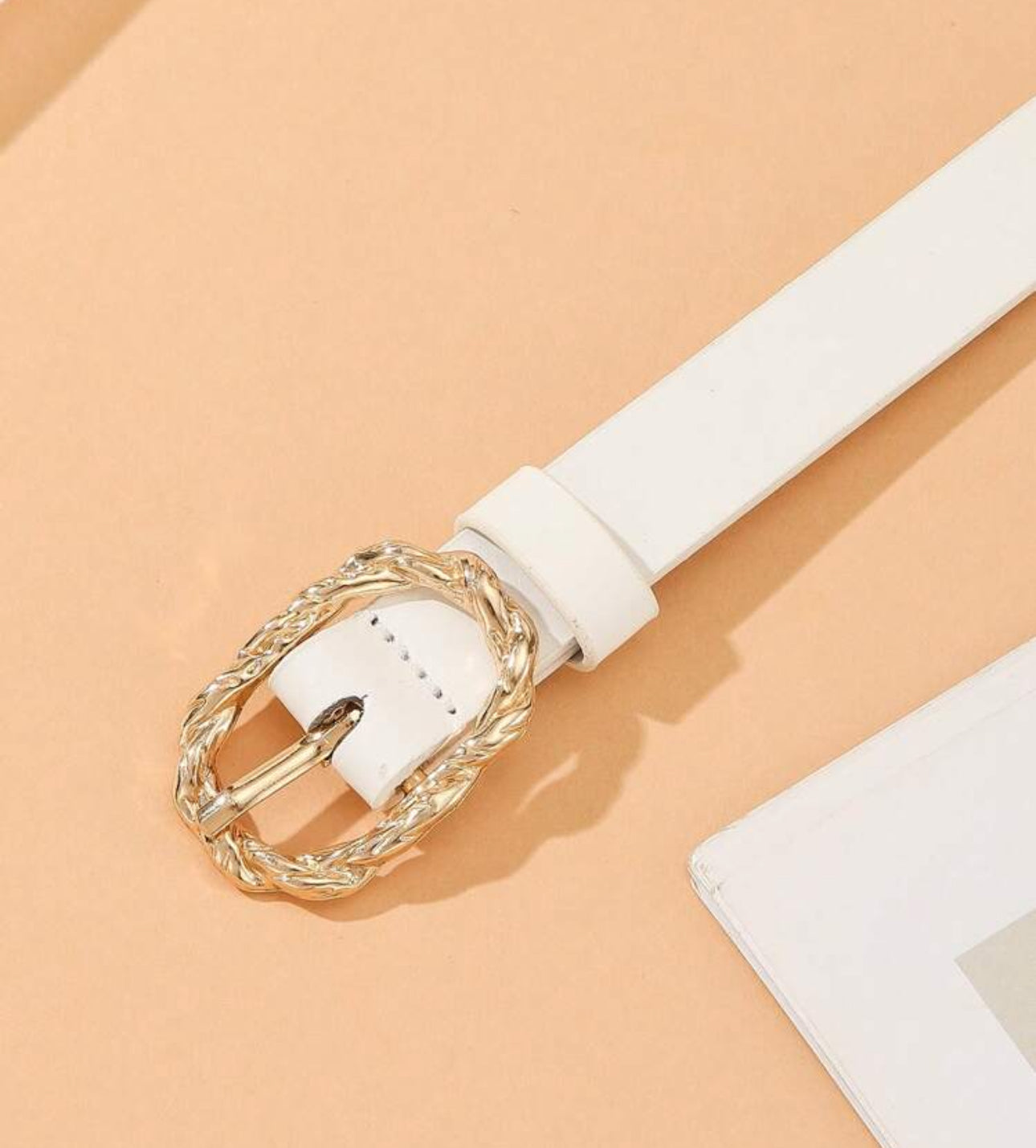 Elegant White Leather Belt with Gold Textured Buckle – Classic and Stylish