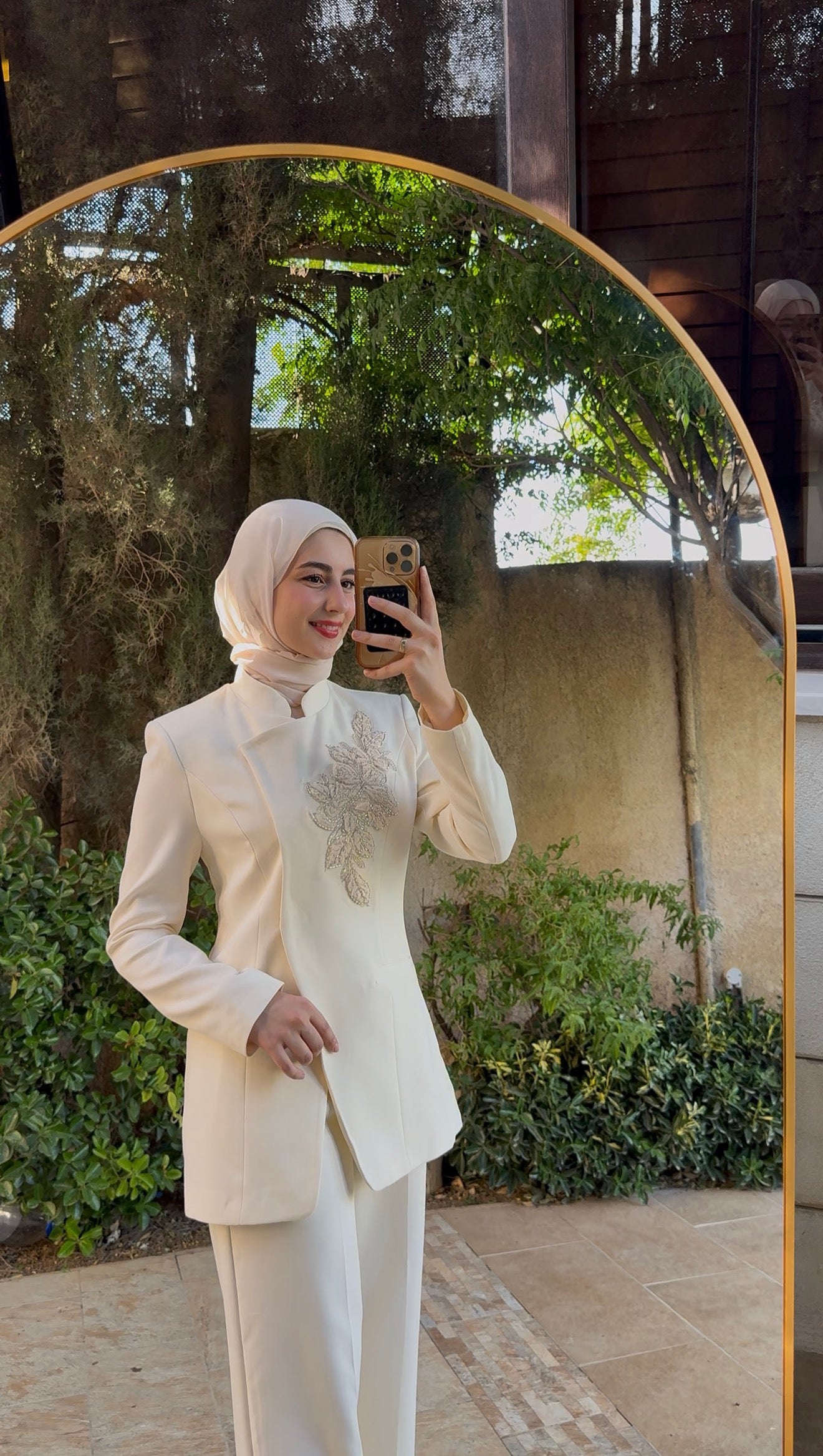 Luxurious set with elegant embroidery