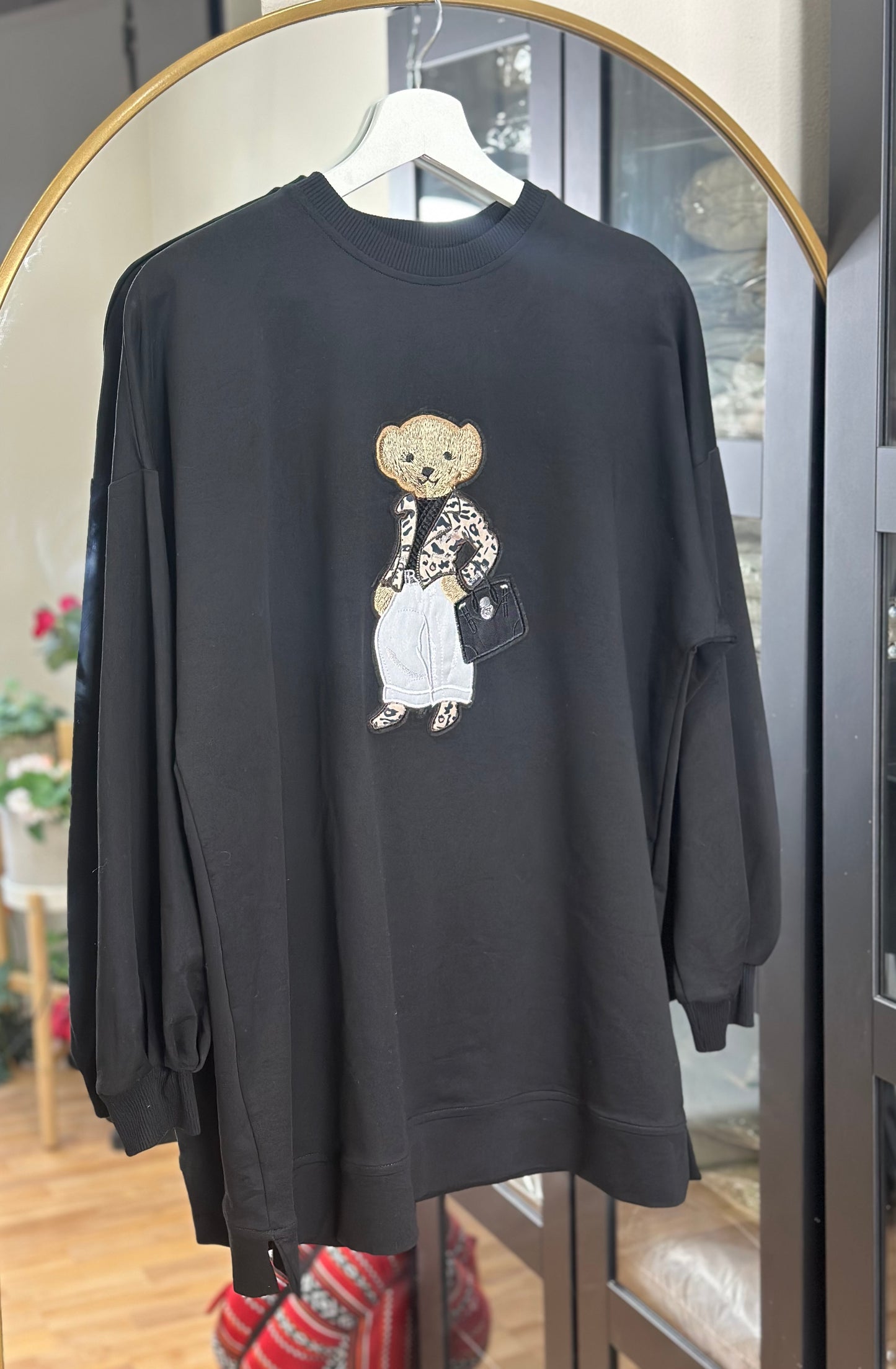 سويت شيرت أنيق بتصميم دب عصري Stylish Sweatshirt with Trendy Bear Design