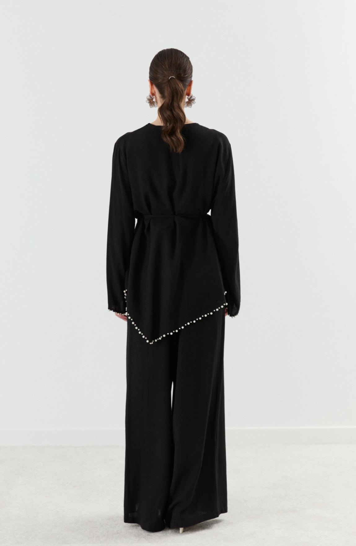 Pearl Edge Elegance | أناقة حواف اللؤلؤ (Linen Fabric) (2 Colours)