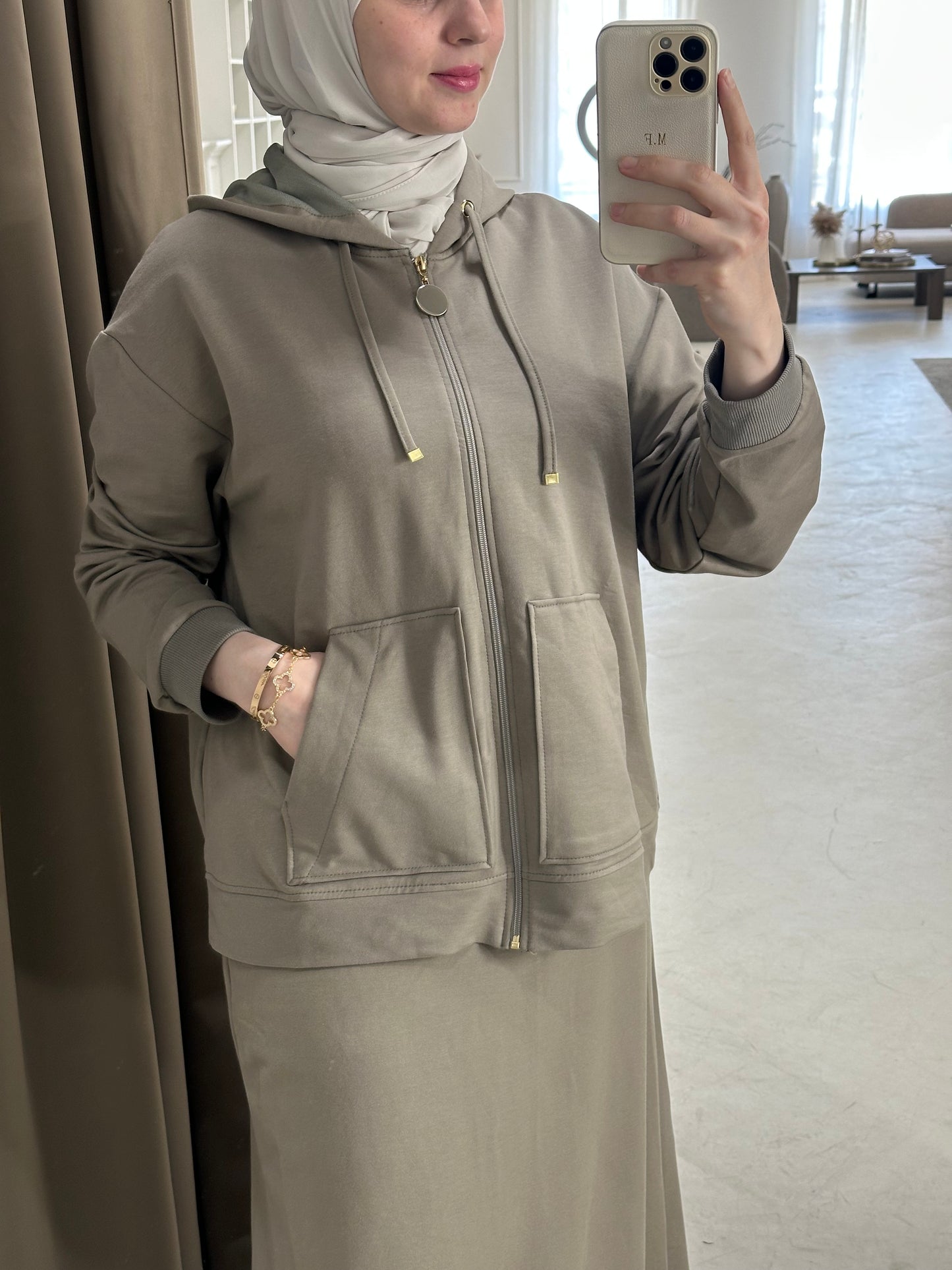 Dignity Set - طقم الوقار By Farah