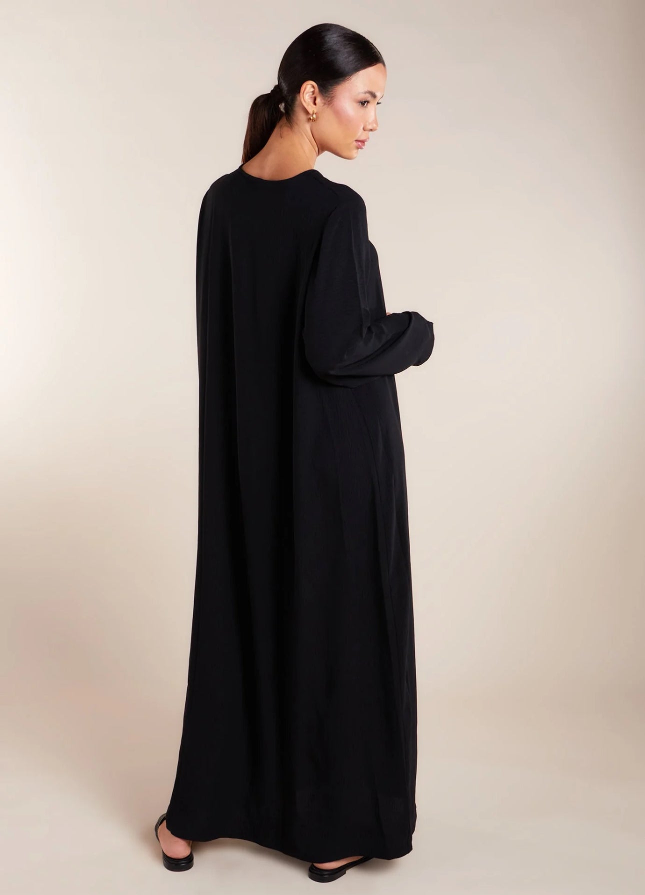 Basic lining with long sleeves and a round neckline.
