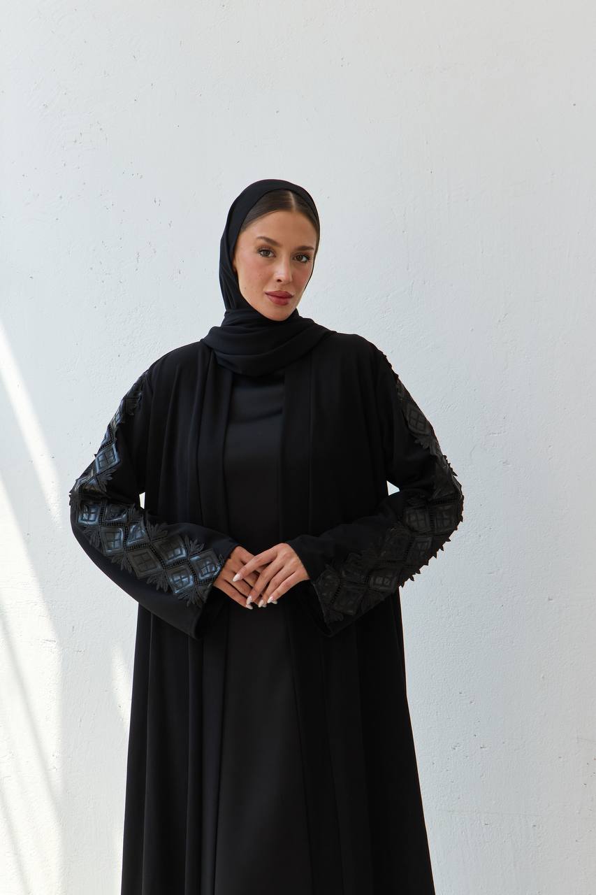 Black Abaya with Leather Sleeve Detailing عباية سوداء بتفاصيل أكمام من الجلد
