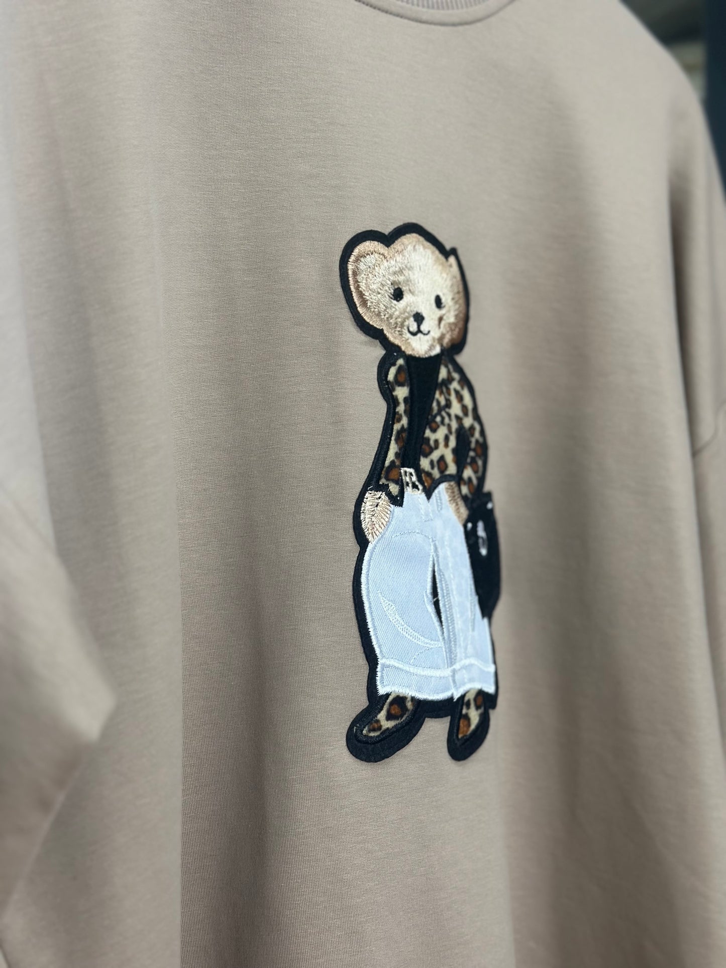 سويت شيرت أنيق بتصميم دب عصري Stylish Sweatshirt with Trendy Bear Design