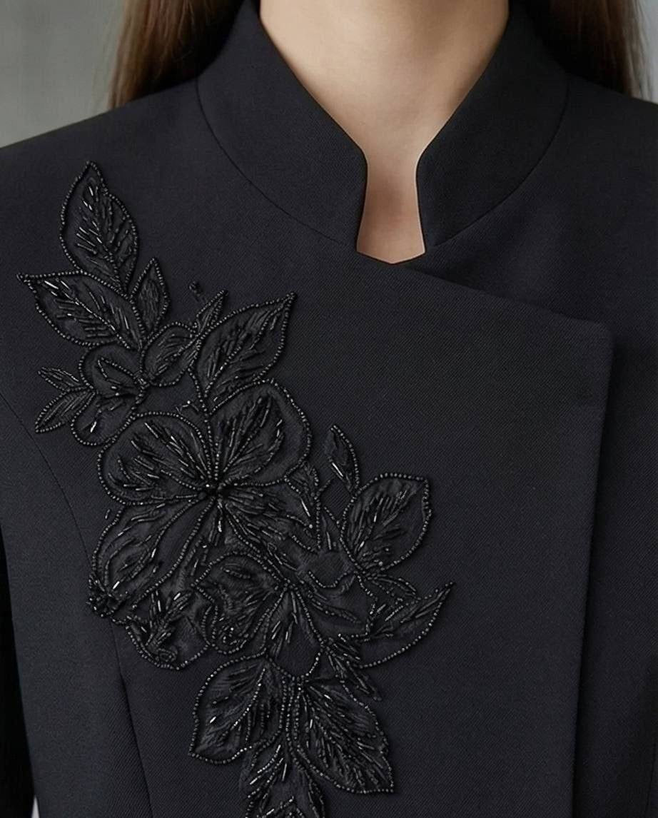 Luxurious set with elegant embroidery