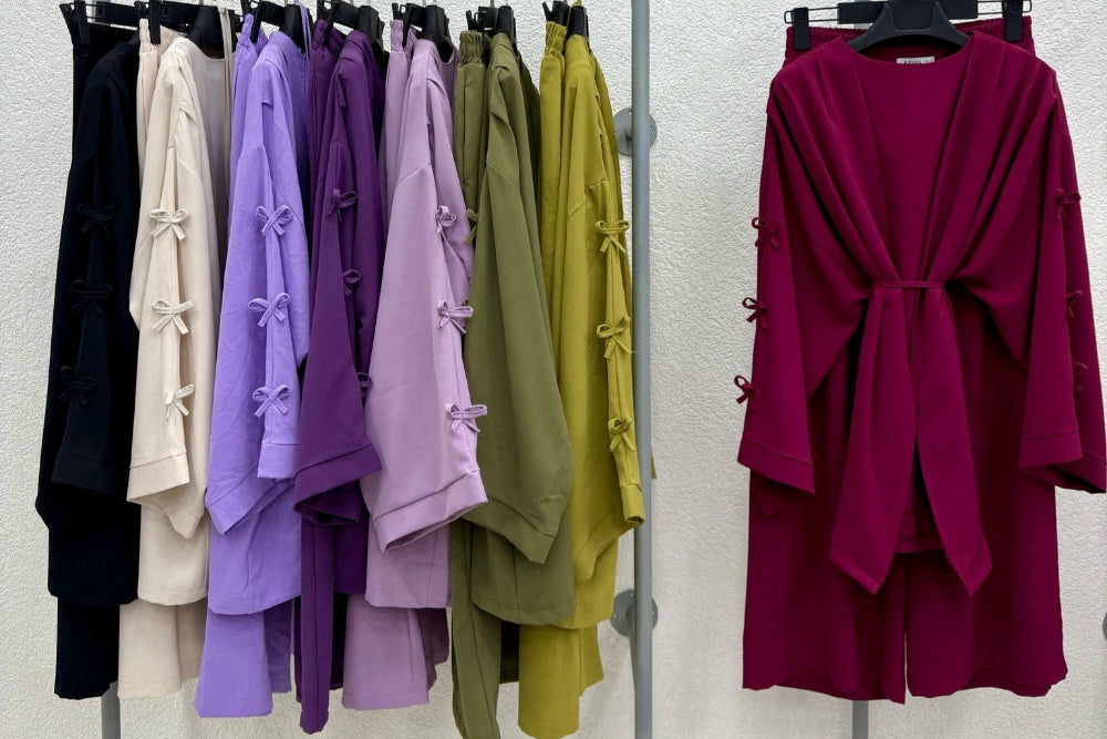 أناقة الفيونكات: طقم ثلاثي القطع بتصميم عصري”
Bow Elegance: Trendy 3-Piece Set (7 colours)
